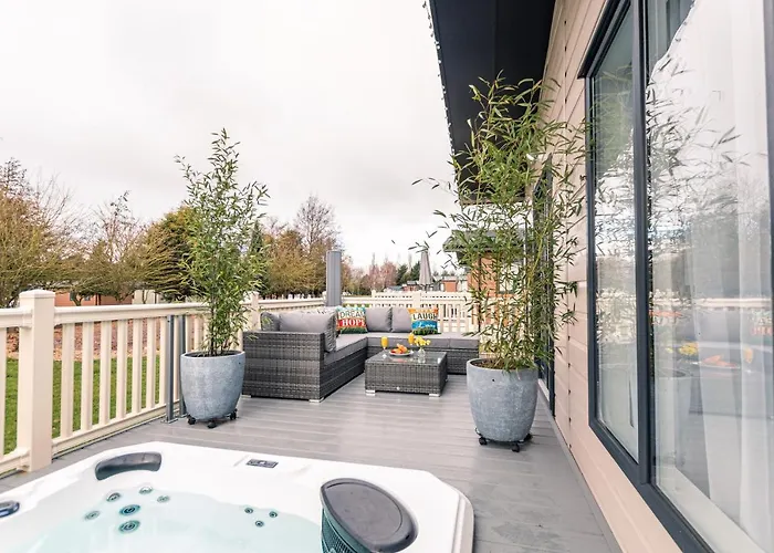 Primrose Lodge With Hot Tub